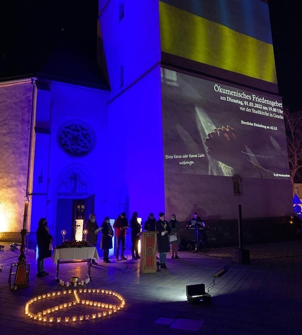 Volle Solidarität mit der Ukraine - Stiller Protest an der Stadtkirche
